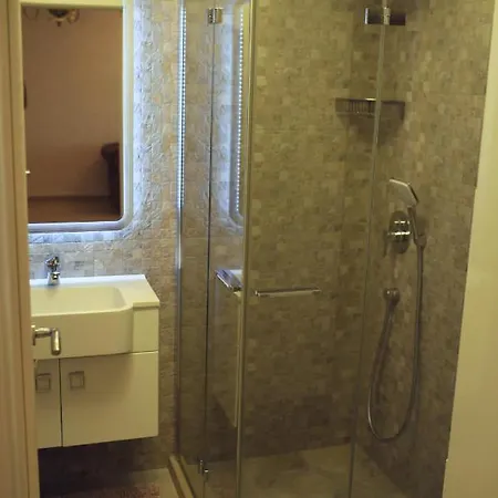 Miriam By The Lake Apartment Mamaia